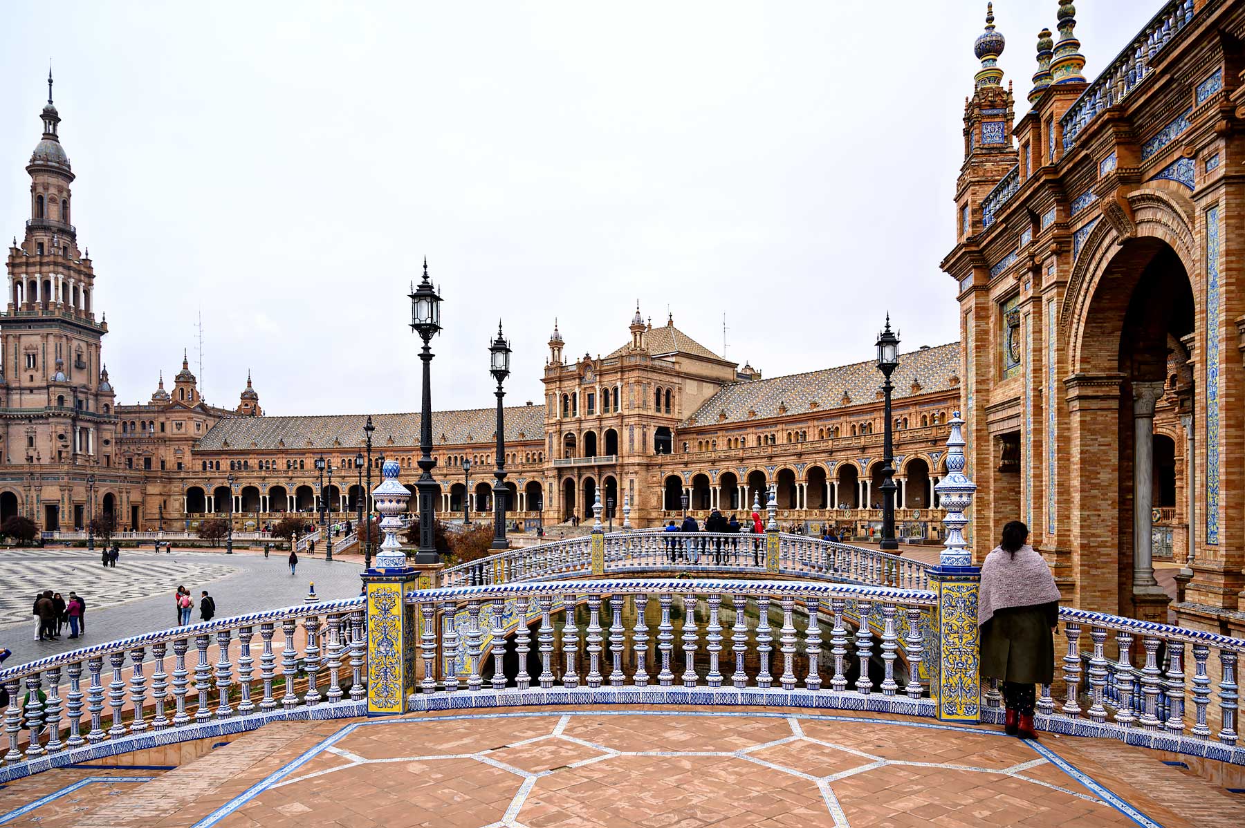 Plaza de España is een van de must-see plekken en leukste dingen om te doen in Sevilla, Spanje. 
