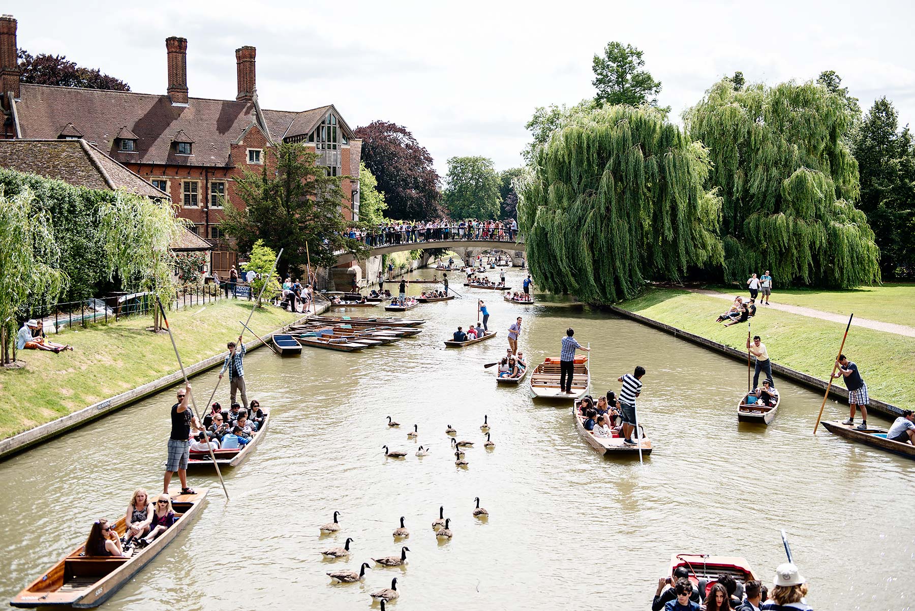 Fairytale Castle Colleges in Cambridge - The perfect day trip from London. Punting on the River Cam.
