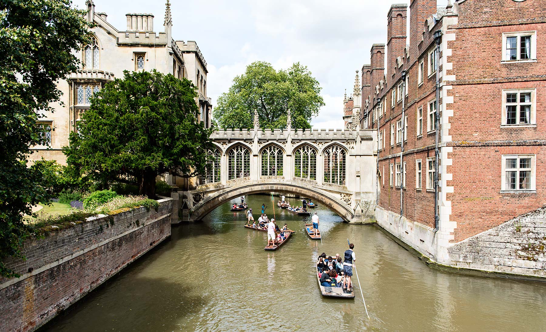 Fairytale Castle Colleges in Cambridge - The perfect day trip from London. The Bridge of Sighs at St John's College.