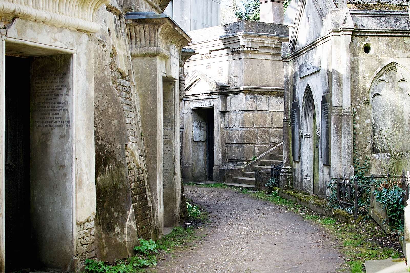 Spotting dead celebrities at Highgate Cemetery
