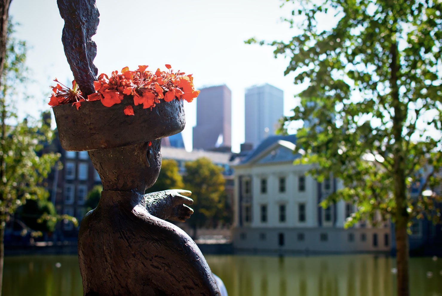 Statue of 'Jantje' at the Hofvijver in Den Haag looking at the Mauritshuis museum