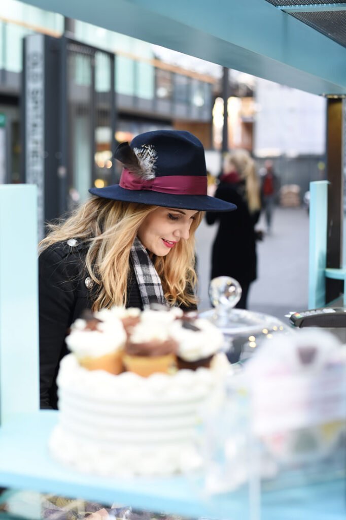 Machedavvero Chiara looking at Loka Cupcakes