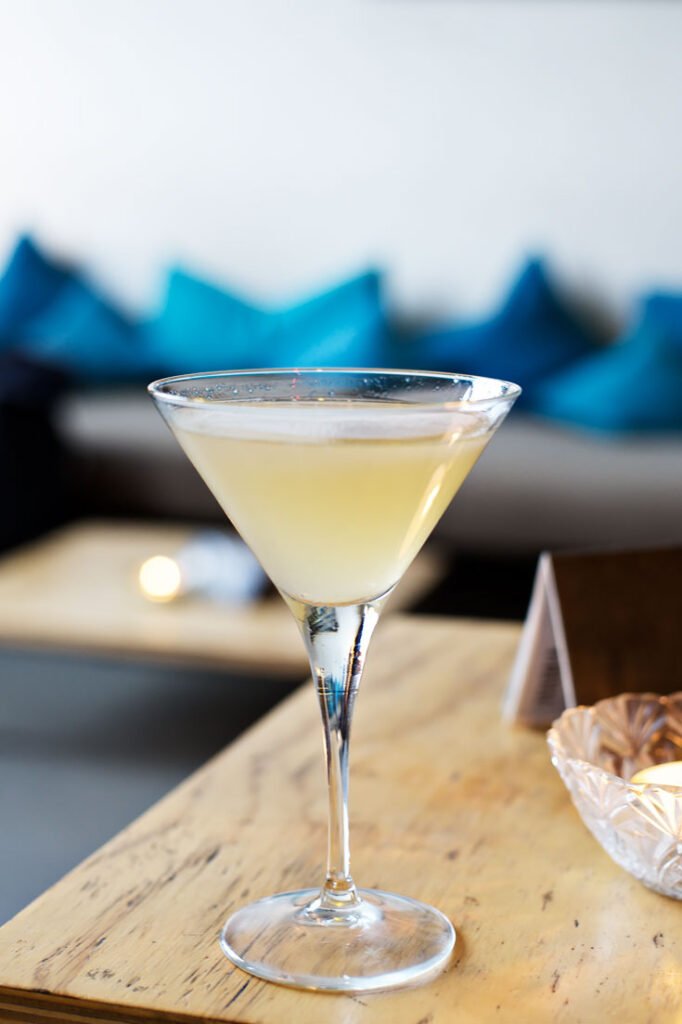 Michelberger Hotel in Berlin: cocktails in the hotel lounge