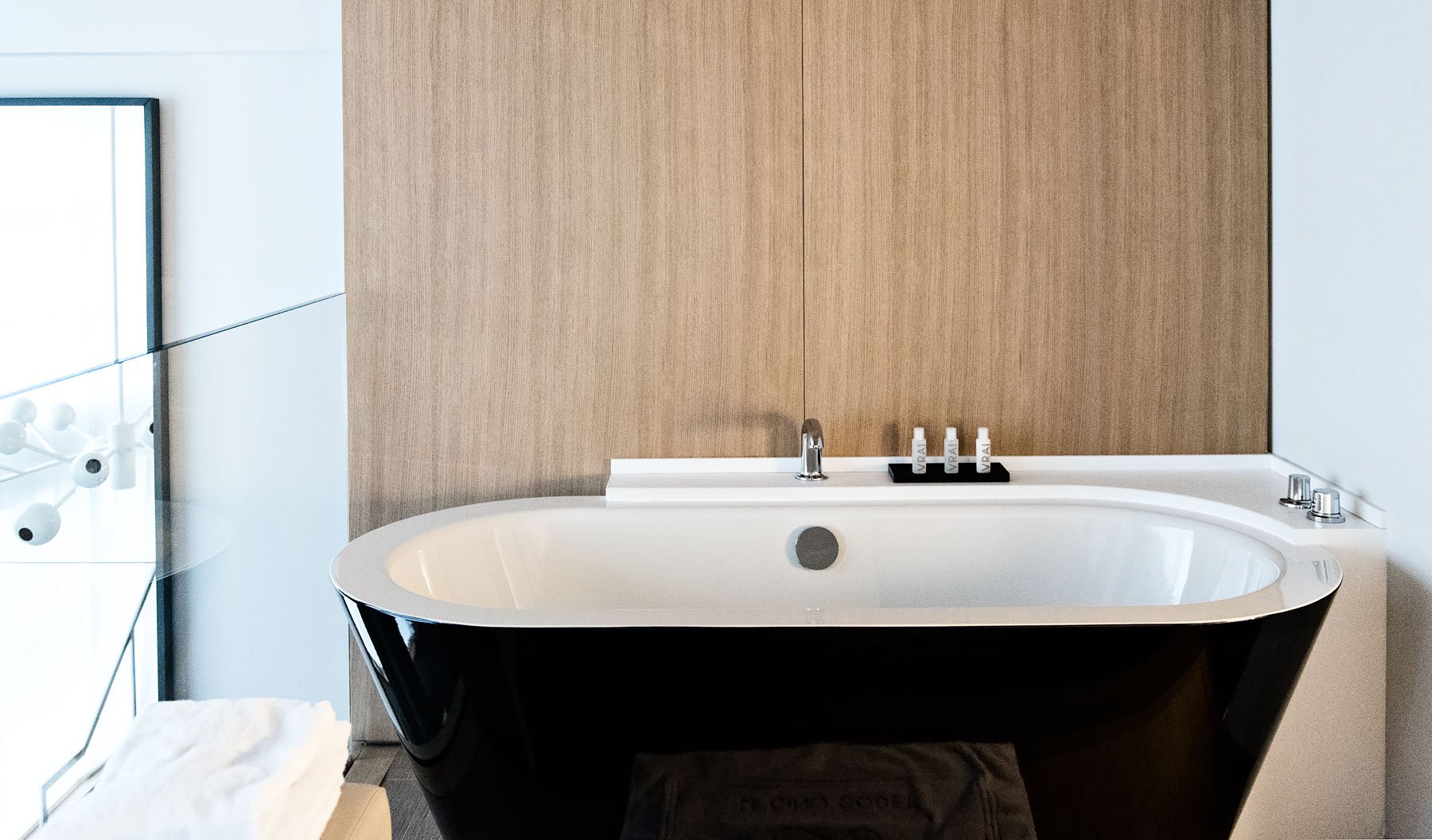 Le Cinq Codet in Paris, a modern luxurious 5-star hotel in the 7th arrondissement. Next to Les Invalides and walking distance from the Eiffel Tower. Full review on urbanpixxels.com.