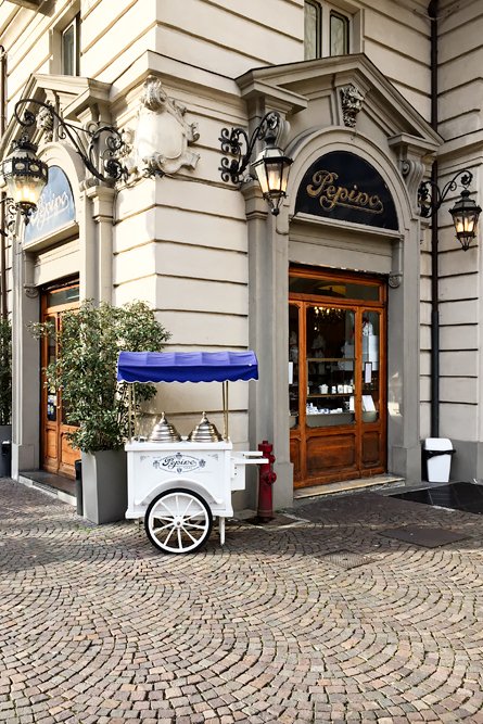 Pepino ice cream on Piazzo Castello in Turin.