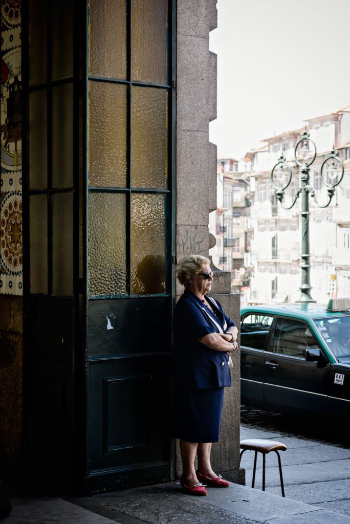 Weekend in Porto - 6 Experiences you don't want to miss. Woman waiting at the station