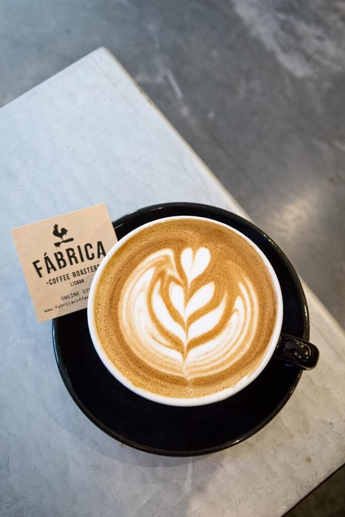 De beste tips voor waar je de beste koffie kunt krijgen in Lissabon, Portugal. Fabrica Coffee Roasters.