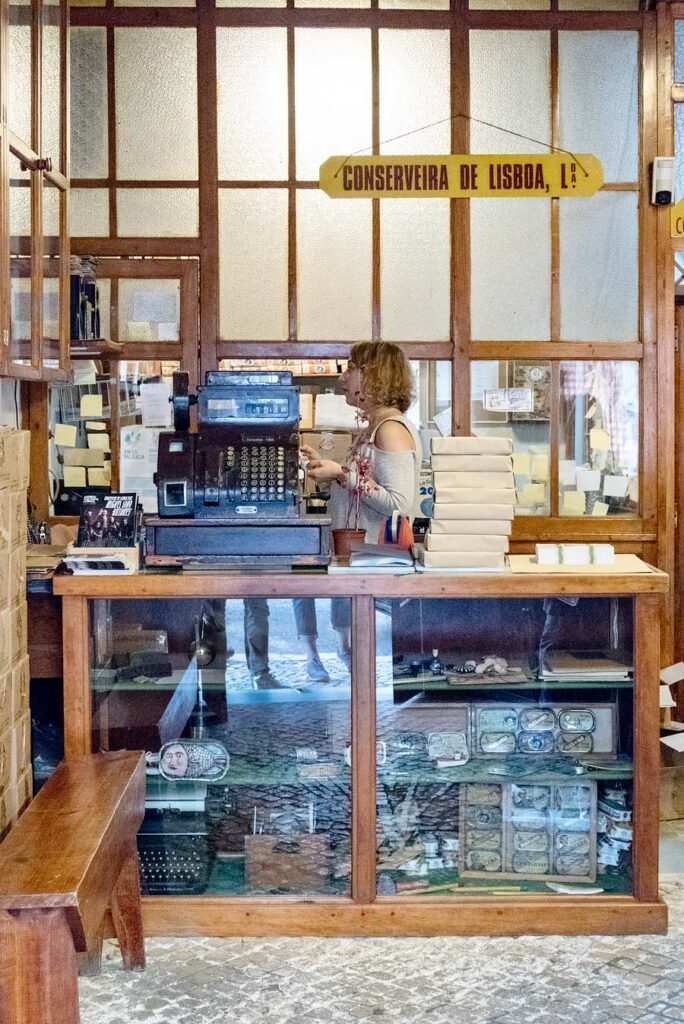 Winkelen in Lissabon in 3 dagen - Conserveira de Lisboa verkoopt vis in blik met de kleurrijke vintage verpakking