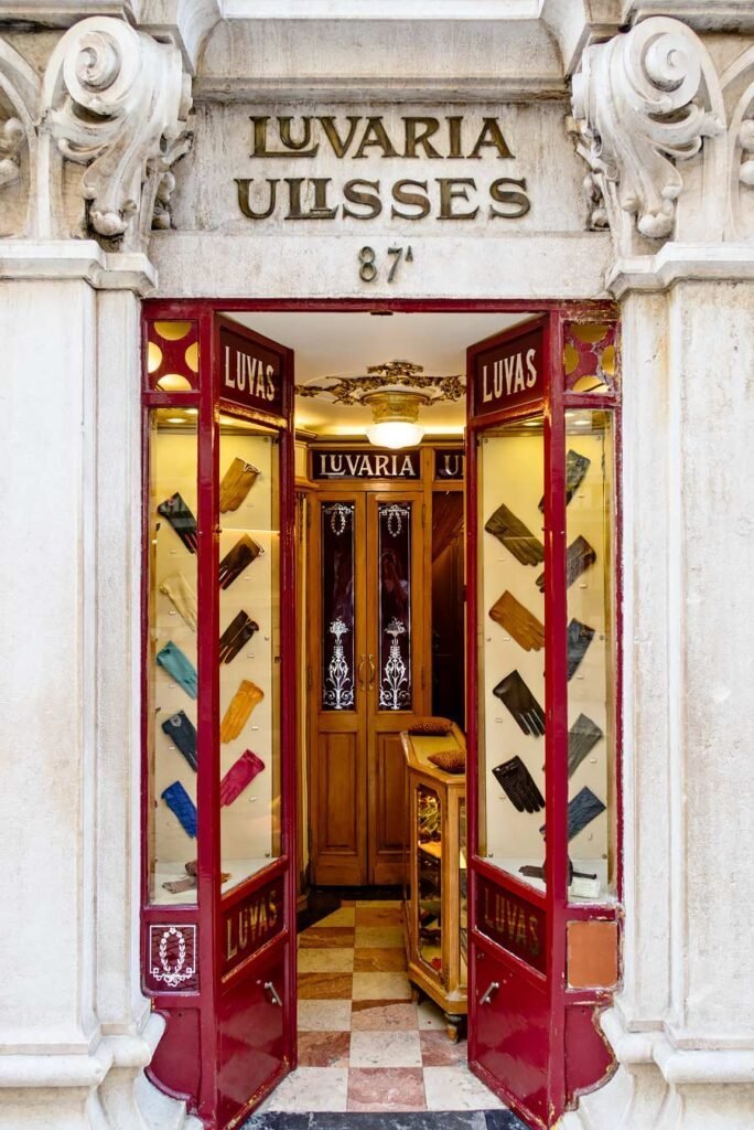 Shoppen in Lissabon - Art deco winkel Luvaria Ulisses waar ze leren handschoenen op maat verkopen en maken