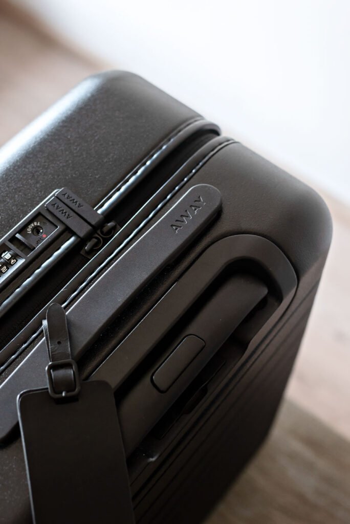 Smart Luggage: Horizn Studios versus Away. Which Smart Suitcase is better? Comparison between Away and Horizn Studios, both carry-on and check-in suitcase. With video!