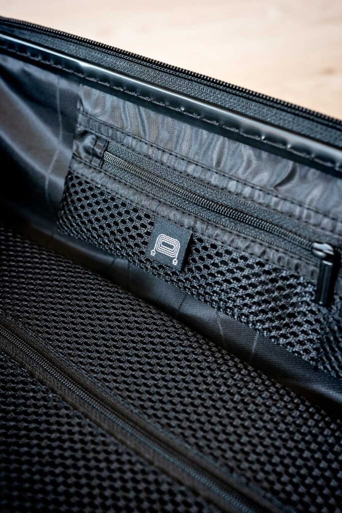 Smart Luggage: Horizn Studios versus Away. Which Smart Suitcase is better? Comparison between Away and Horizn Studios, both carry-on and check-in suitcase. With video!