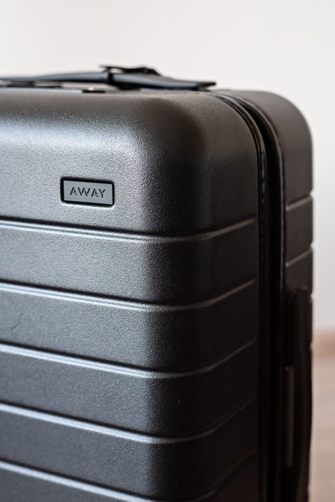 Smart Luggage: Horizn Studios versus Away. Which Smart Suitcase is better? Comparison between Away and Horizn Studios, both carry-on and check-in suitcase. With video!