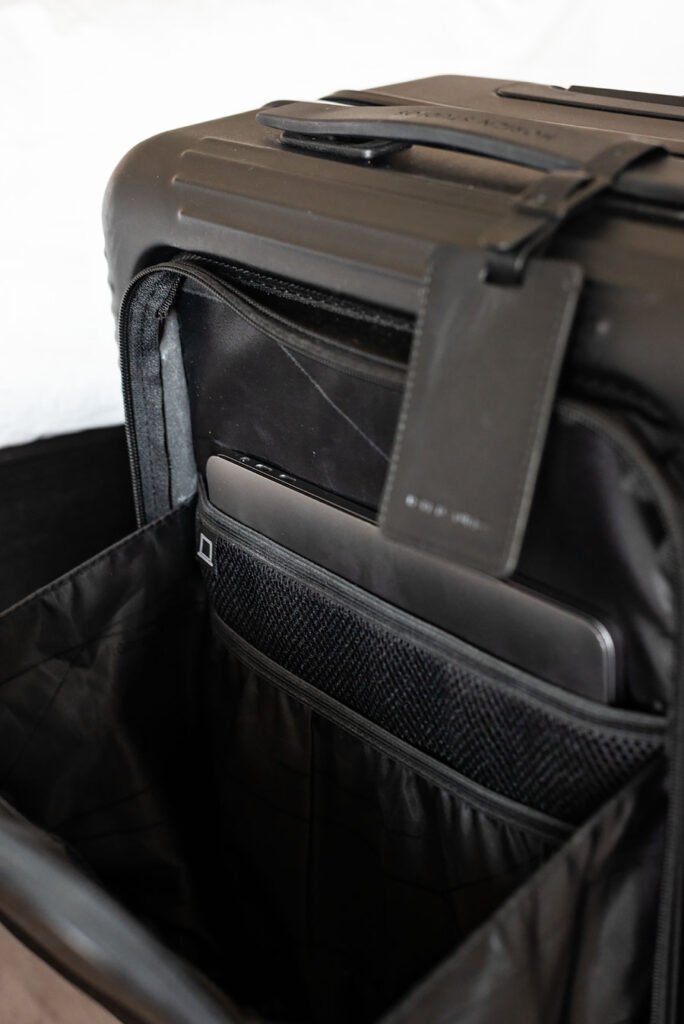 Smart Luggage: Horizn Studios versus Away. Which Smart Suitcase is better? Comparison between Away and Horizn Studios, both carry-on and check-in suitcase. With video!