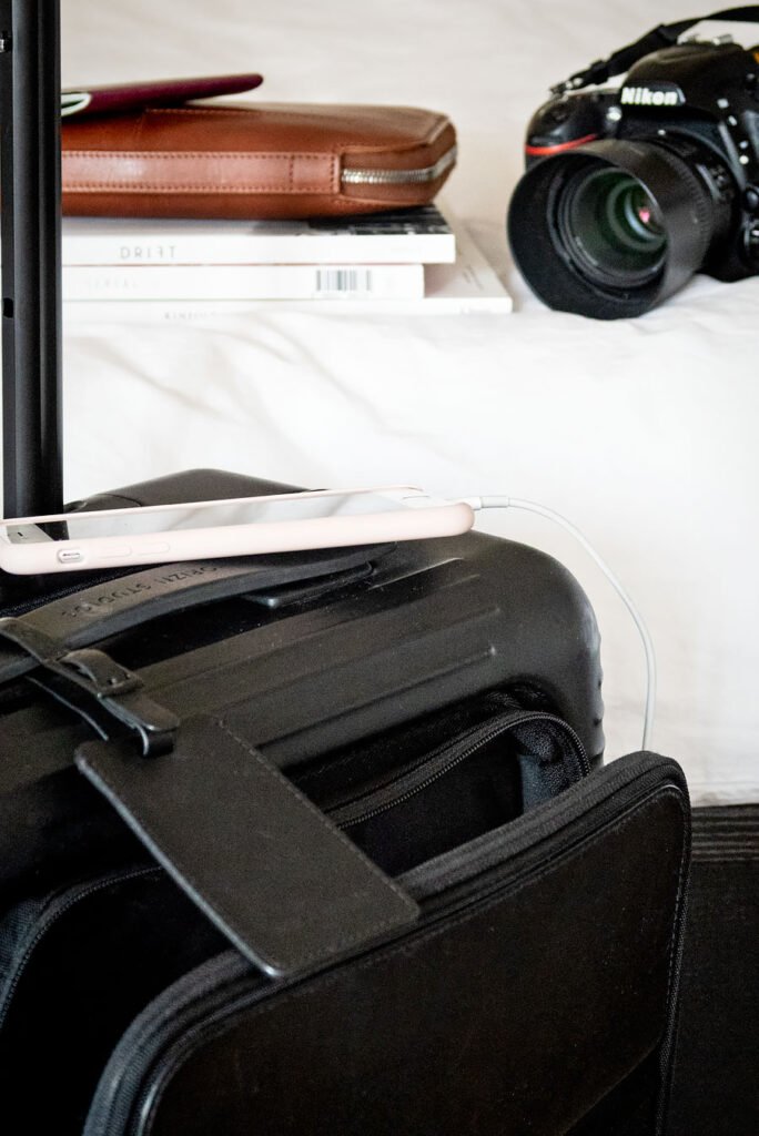 Smart Luggage: Horizn Studios versus Away. Which Smart Suitcase is better? Comparison between Away and Horizn Studios, both carry-on and check-in suitcase. With video!