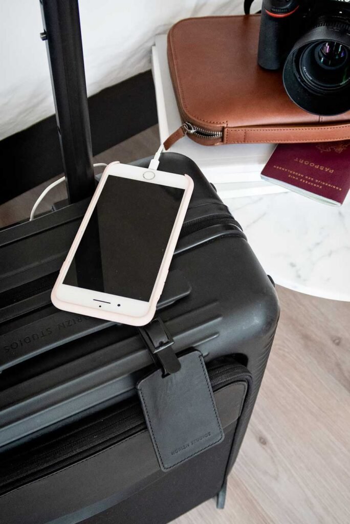 Smart Luggage: Horizn Studios versus Away. Which Smart Suitcase is better? Comparison between Away and Horizn Studios, both carry-on and check-in suitcase. With video!