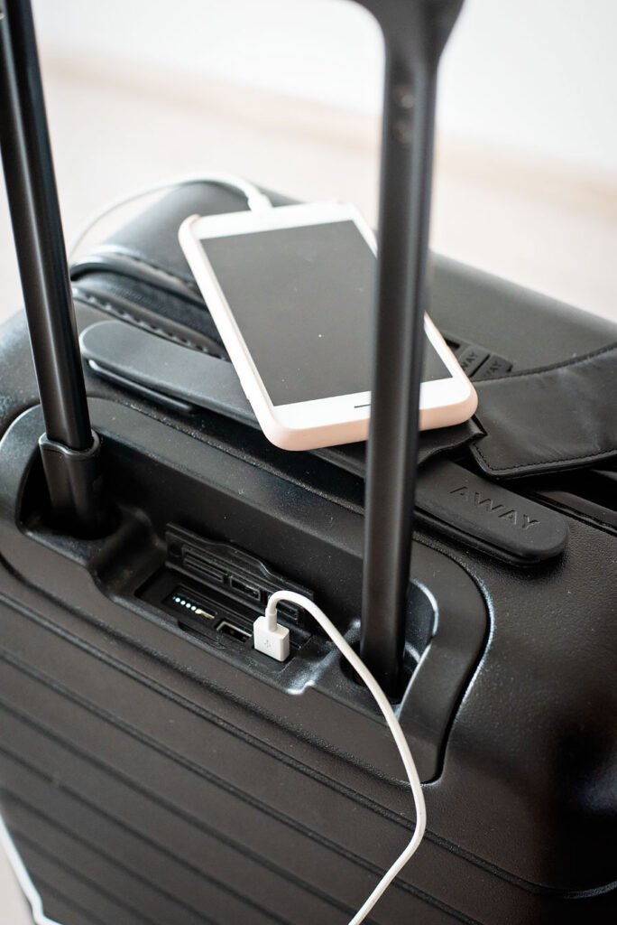 Smart Luggage: Horizn Studios versus Away. Which Smart Suitcase is better? Comparison between Away and Horizn Studios, both carry-on and check-in suitcase. With video!