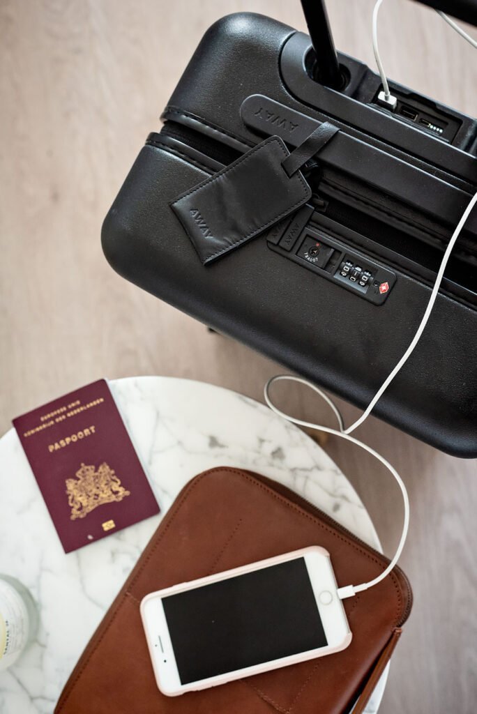 Smart Luggage: Horizn Studios versus Away. Which Smart Suitcase is better? Comparison between Away and Horizn Studios, both carry-on and check-in suitcase. With video!