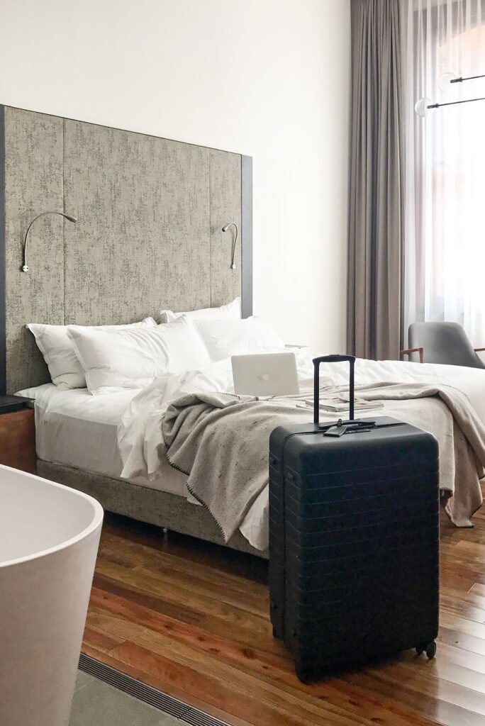 Smart Luggage: Horizn Studios versus Away. Which Smart Suitcase is better? Comparison between Away and Horizn Studios, both carry-on and check-in suitcase. With video!