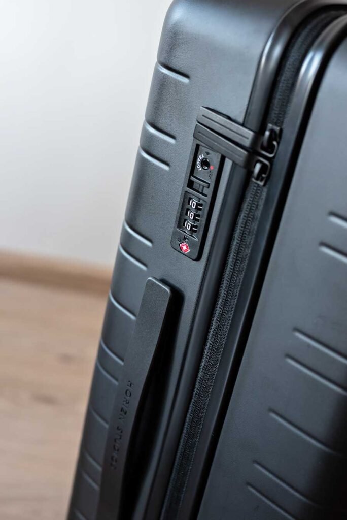 Smart Luggage: Horizn Studios versus Away. Which Smart Suitcase is better? Comparison between Away and Horizn Studios, both carry-on and check-in suitcase. With video!