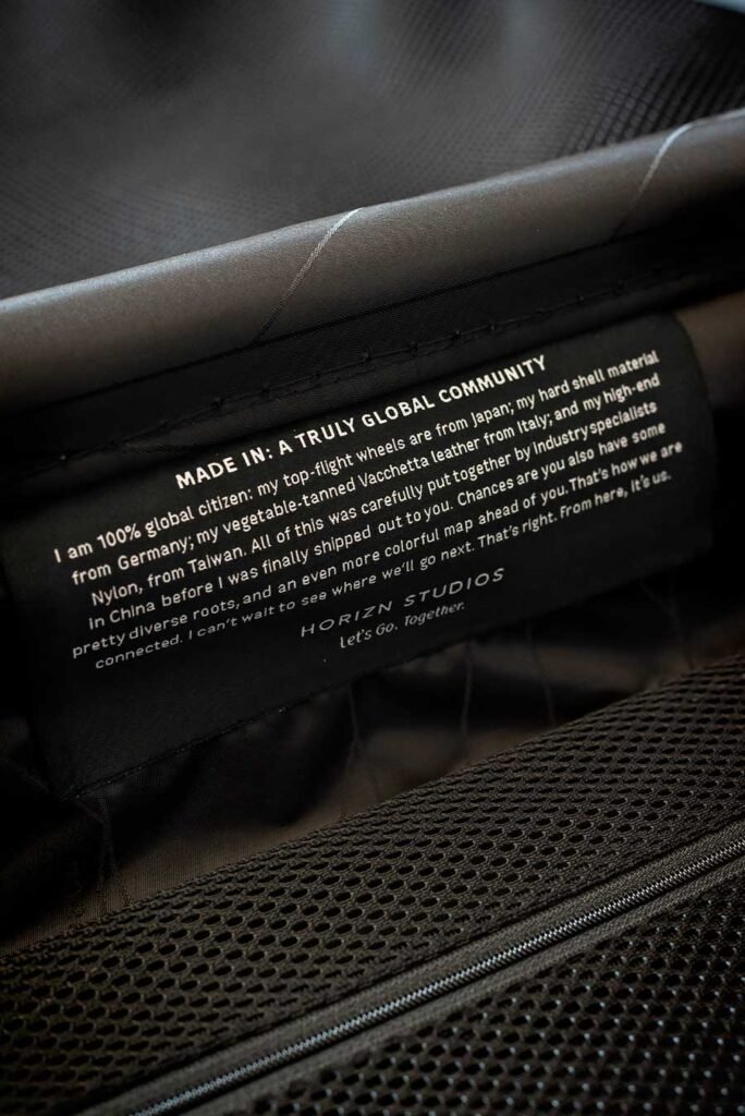 Smart Luggage: Horizn Studios versus Away. Which Smart Suitcase is better? Comparison between Away and Horizn Studios, both carry-on and check-in suitcase. With video!