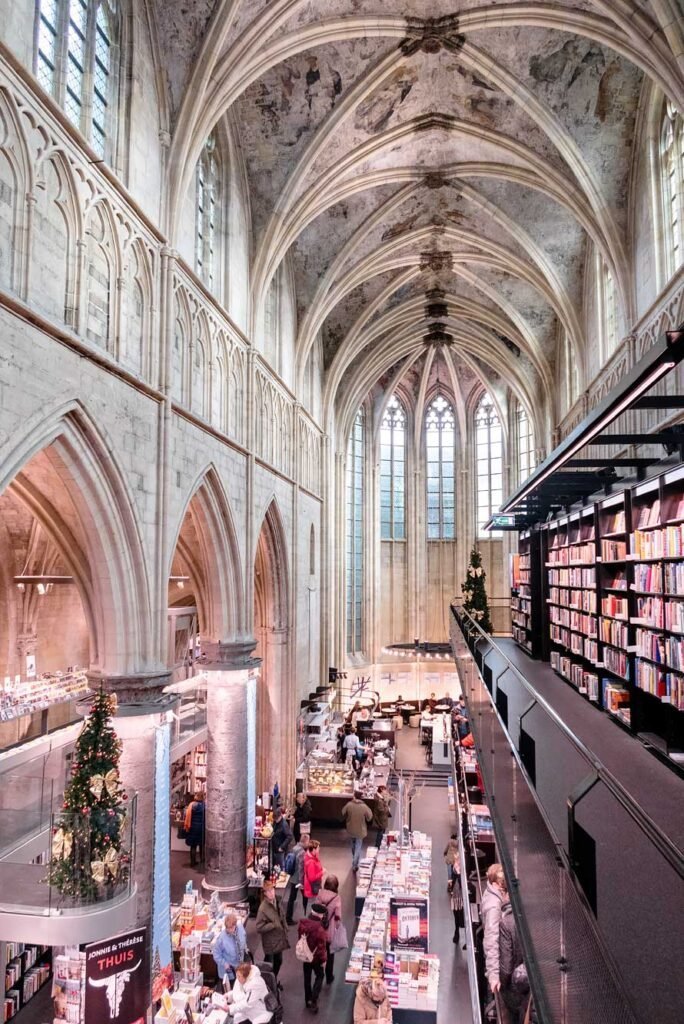 Boekhandel Dominicanen in Maastricht (Nederland) gevestigd in een 13e-eeuwse gotische Dominicanenkerk. Een van de mooiste boekwinkels ter wereld. 15 geweldige food & shopping hotspots in Maastricht.