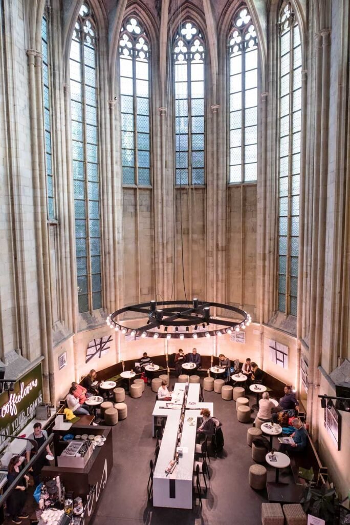 Koffie bij boekhandel Dominicanen in Maastricht (Nederland), een van de mooiste boekwinkels ter wereld.