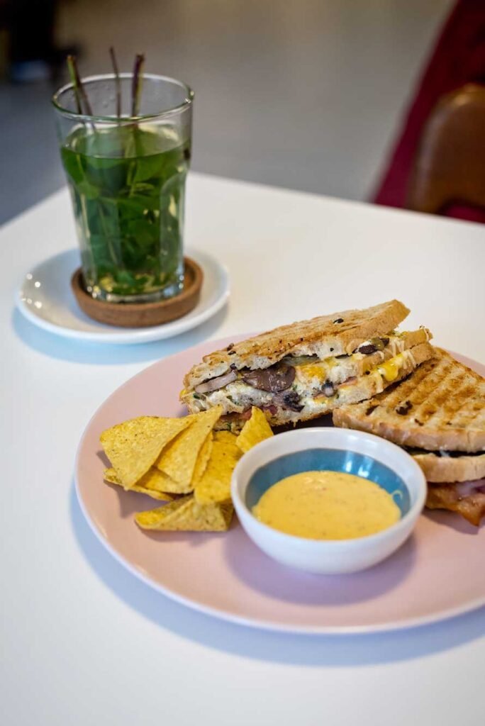 Grenzeloos - Tosti & Koffie in Maastricht. Een nieuw restaurant en een geweldige plek voor ontbijt of lunch in Maastricht.