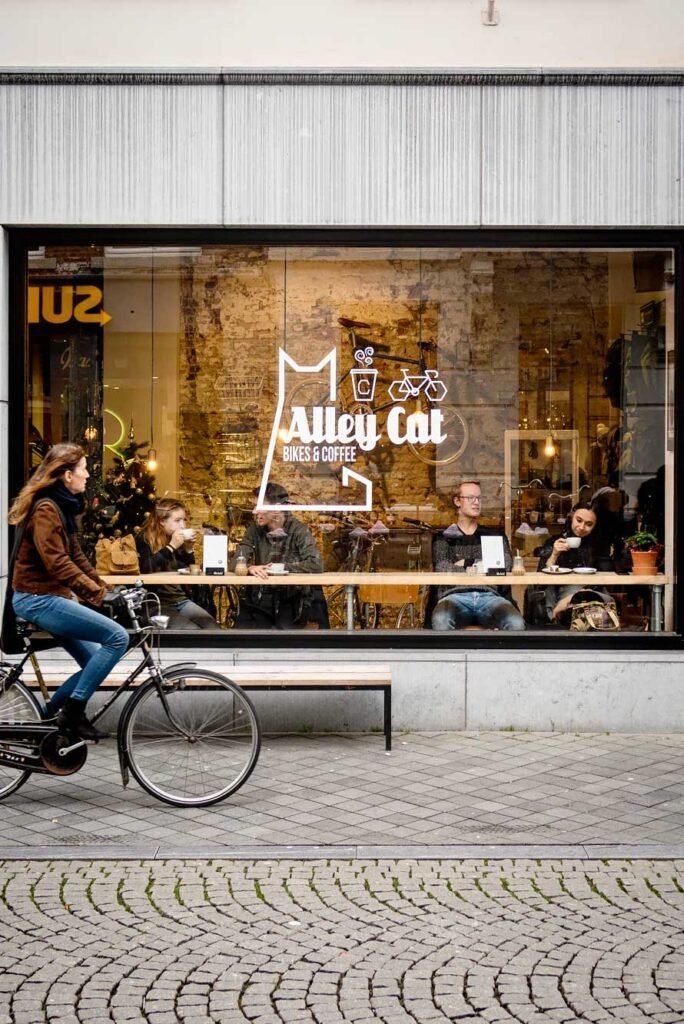 Alley Cat Bikes & Coffee, een combinatie van een koffiebar en fietsenwinkel + werkplaats in Maastricht.
