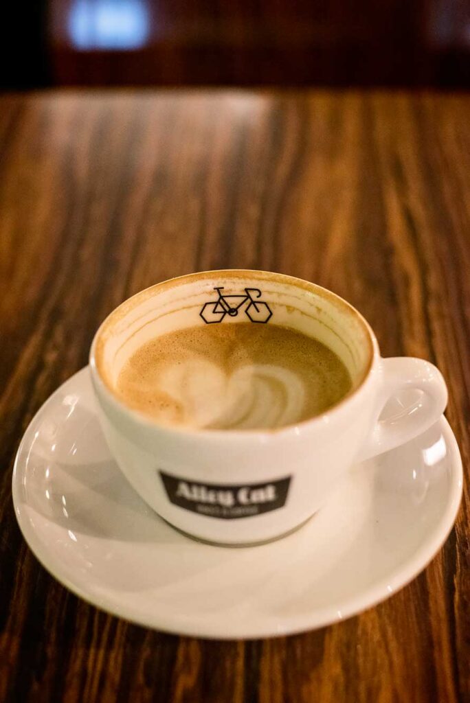 Alley Cat Bikes & Coffee, een combinatie van een koffiebar en fietsenwinkel + werkplaats in Maastricht.