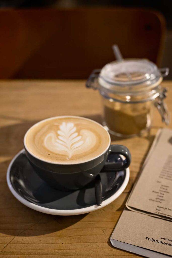Cappuccino bij Koffie bij Joost en Maartje, een prachtige koffiebar in Maastricht.