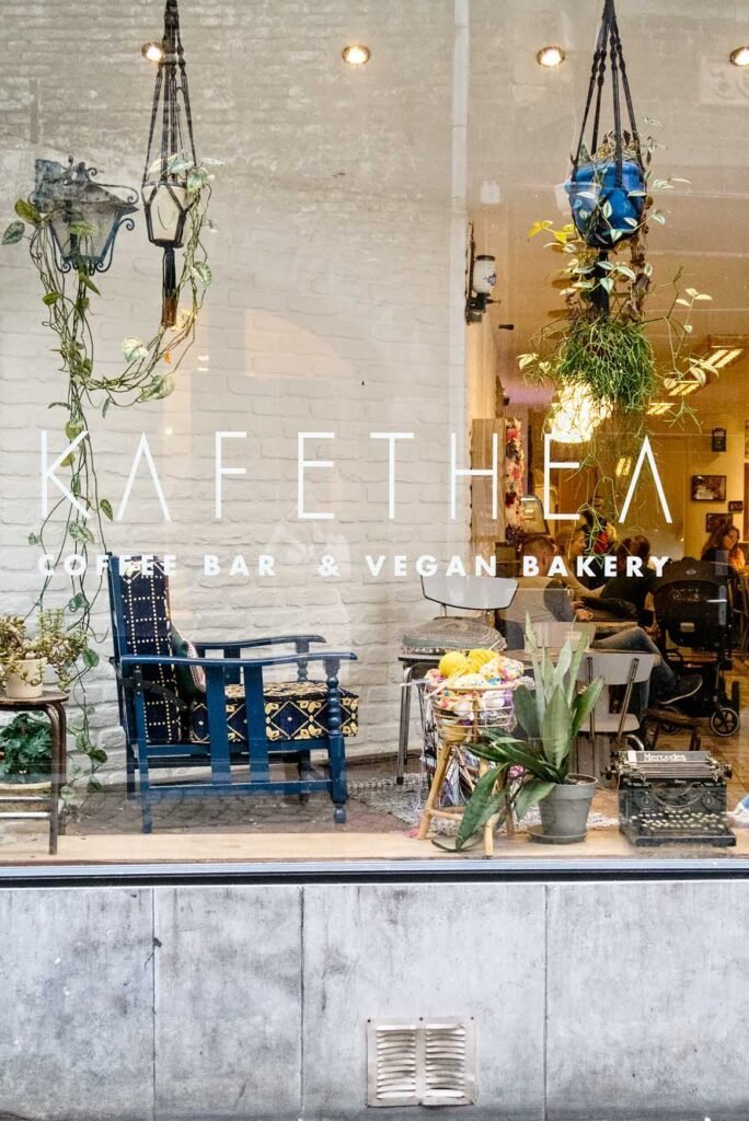 Kafethéa in Maastricht, een koffiebar en veganistische bakkerij. Een echte hotspot in Maastricht.