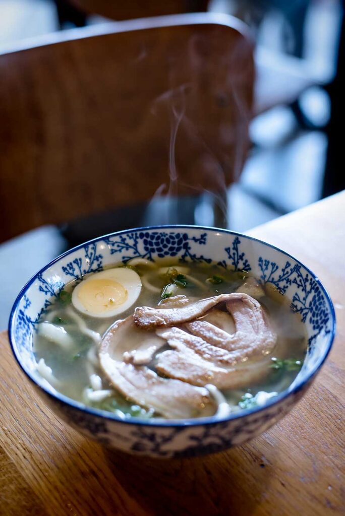 Miso ramen bij restaurant Tapijn in Maastricht, een geweldige lunchplek in de voormalige eetzaal van de Tapijnkazerne.