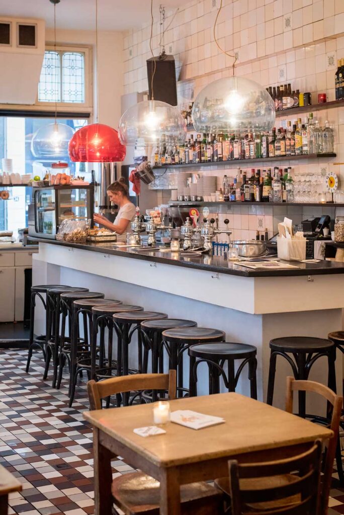 Café Zondag in Maastricht, een super populaire plek voor koffie, brunch of een drankje 's avonds.