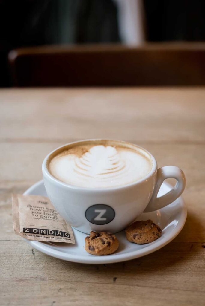 Café Zondag in Maastricht, de hele dag door een super populaire plek om koffie te drinken.