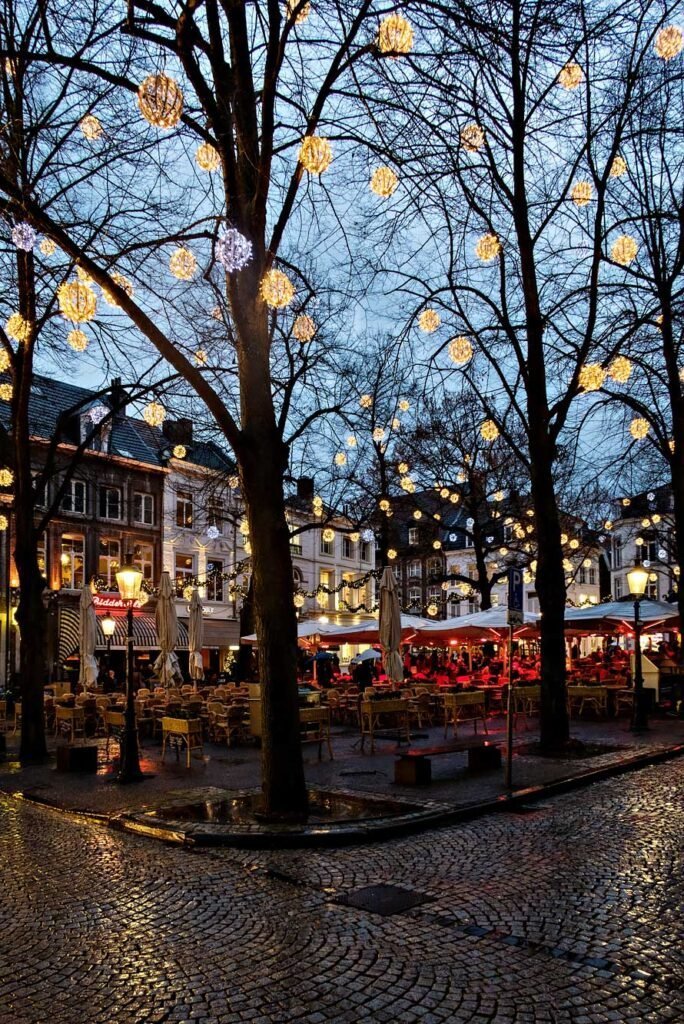 Onze Lieve Vrouweplein met kerstversiering in Maastricht | Maastricht in december tijdens een weekendje weg