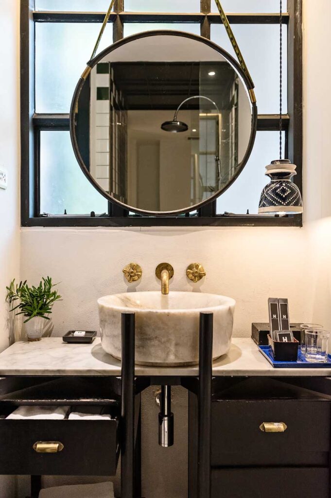 Where to stay in Chiang Mai: tips for the best areas and a review of 4 boutique hotels | Hotel des Artists Ping Silhouette