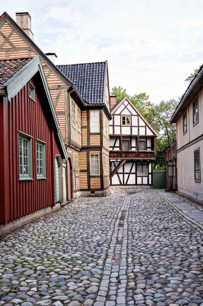 Oude houten huizen in het Noors Volksmuseum in Oslo
