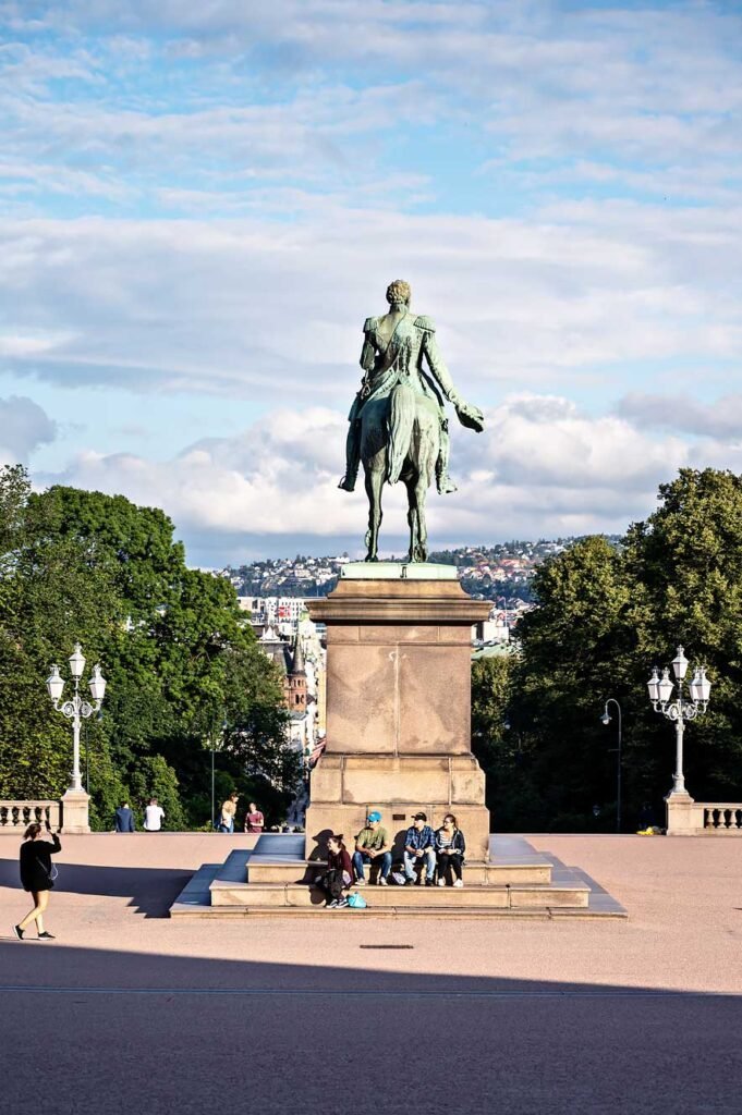 Standbeeld voor het Koninklijk Paleis in Oslo
