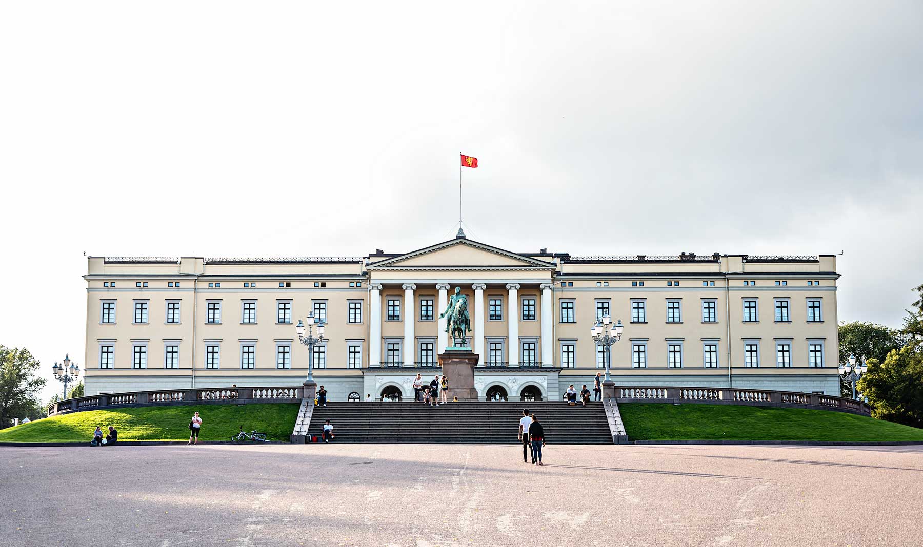 Koninklijk Paleis in Oslo. Een van de interessante Oslo bezienswaardigheden tijdens een weekendje Oslo.