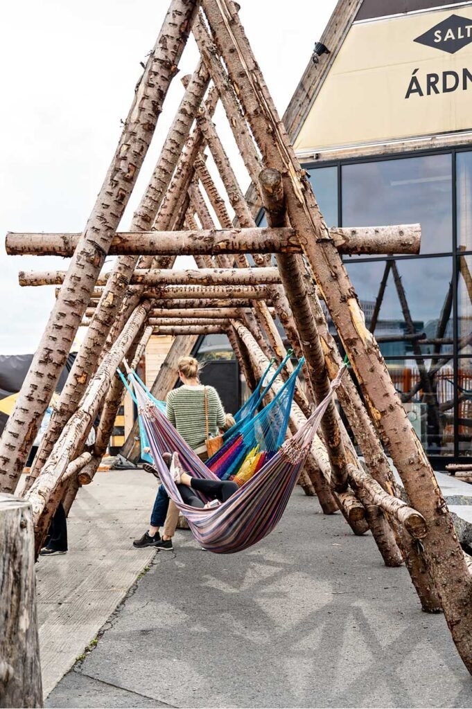 Ontspannen in een hangmat bij SALT, een nomadisch kunstproject in Oslo, Noorwegen