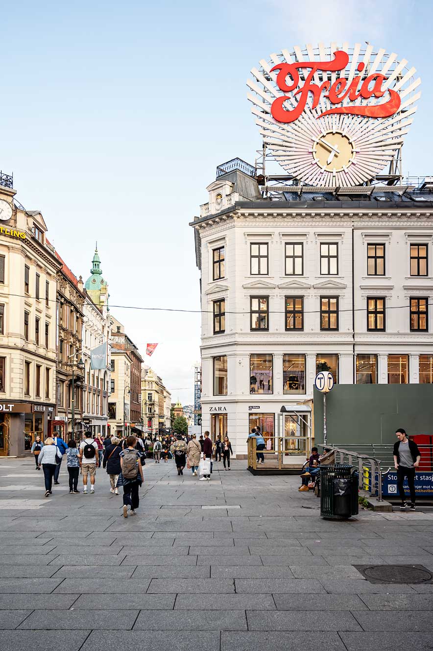 Wat te doen in Oslo: leukste Oslo bezienswaardigheden. Bezoek winkelstraat Karl Johans Gate in Oslo