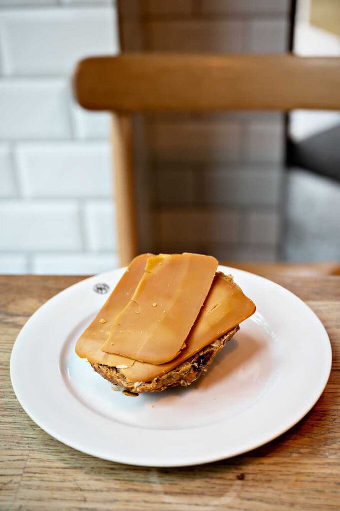 Brunost, een Noorse bruine geitenkaas met een karamelsmaak.