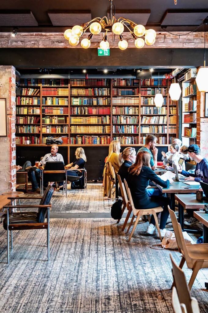 Bibliotheek in het Kulturhuset in Oslo