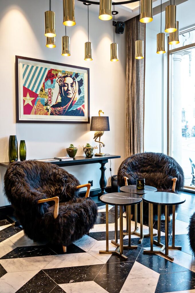 The hotel lobby of Amerikalinjen where modern furniture is combined with design classics.