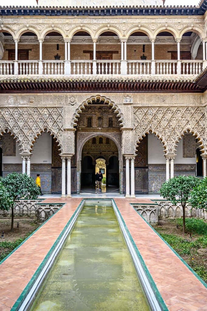 Wat te doen in Sevilla: Patio de las Doncellas in het Real Alcázar de Sevilla, het koninklijk paleis van Sevilla.