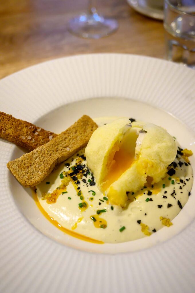 Huevo en tempura met parmentier trufada en quinoa bij El Pintón in Sevilla