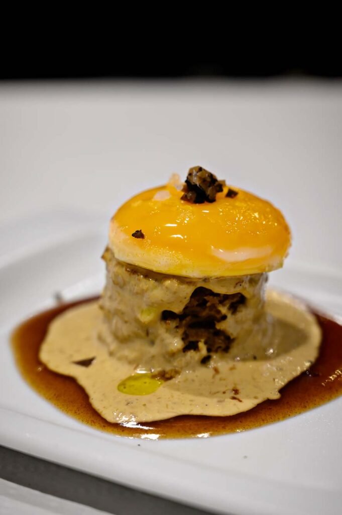 Bekroonde tapas met een langzaam gekookt ei bij Eslava, een van de leukste restaurants in Sevilla.