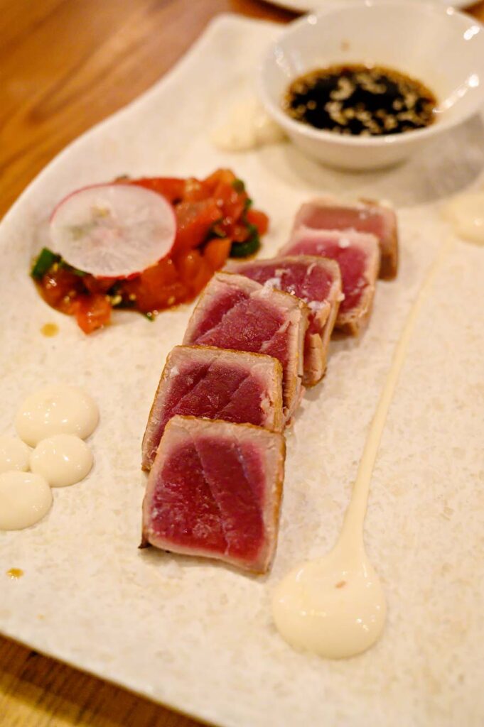 Tonijn tataki bij fusion tapas restaurant Ovejas Negras in Sevilla