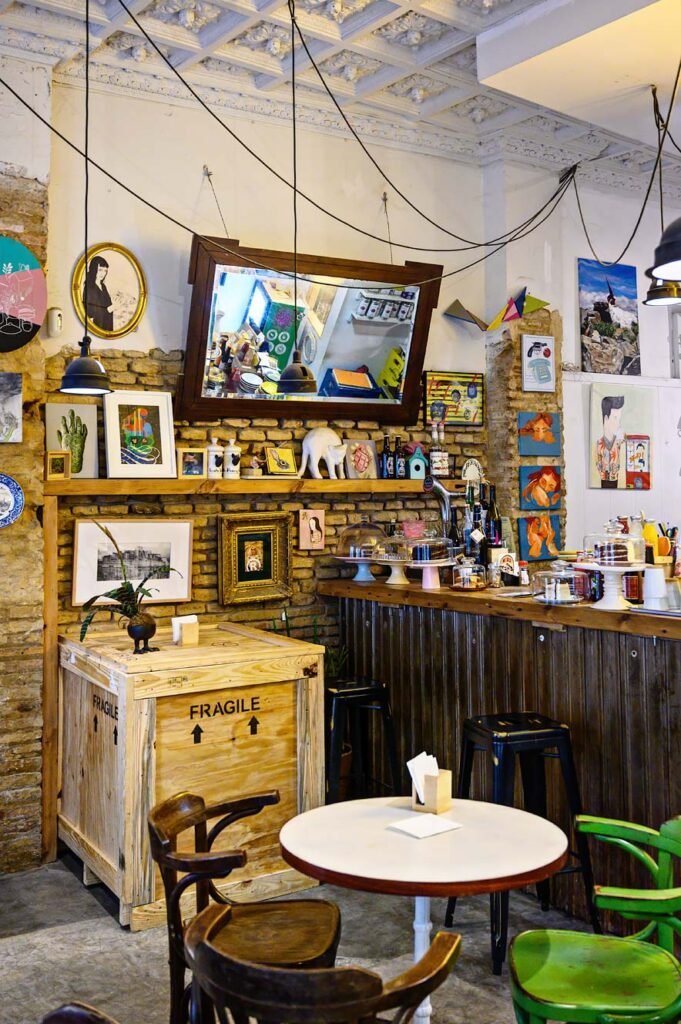 Café, boekwinkel en kunstgalerie Un Gato en Bicicleta in Sevilla
