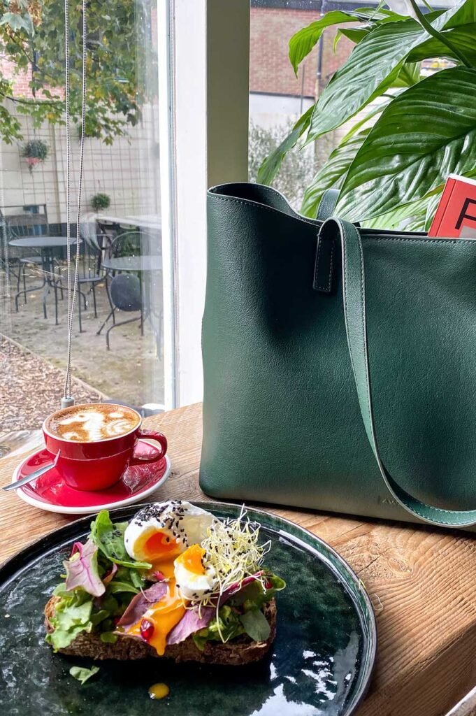 Brunch en koffie bij Lot Sixty One in Den Haag en Away tote bag